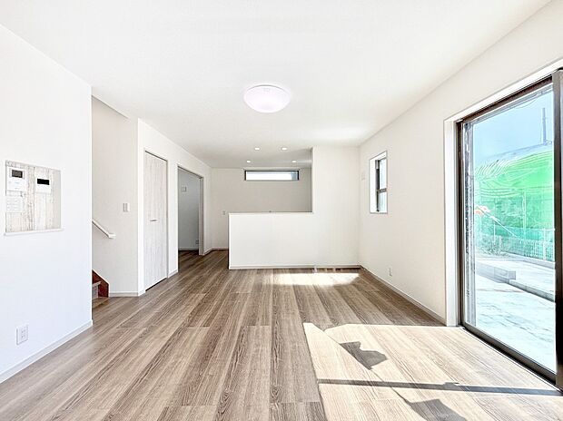 ご家族の賑やかな話し声で包まれる明るいリビング