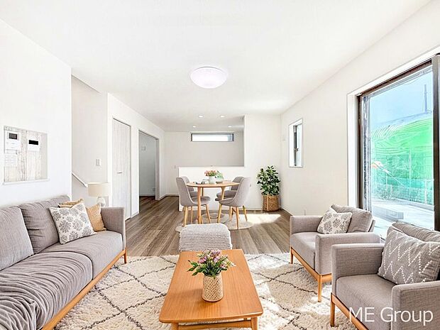 家族の和やかな会話が聞こえてきそう。開放感のあるリビングです。※家具はCGです