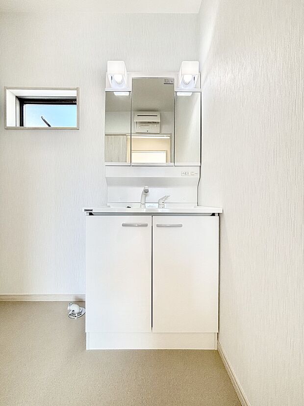 収納力と機能性に優れたお手入れラクラク洗面化粧台!