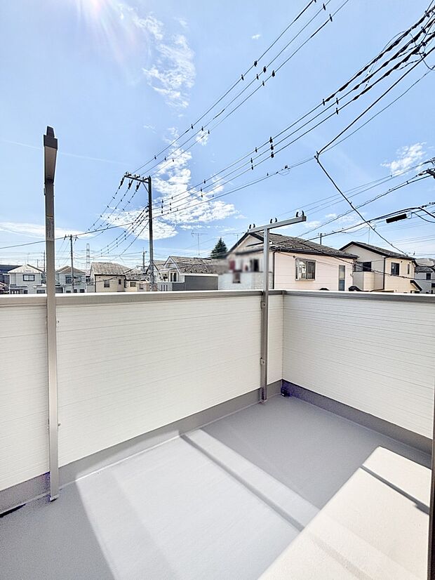 ゆったりバルコニーだから沢山お洗濯ものを干せます。