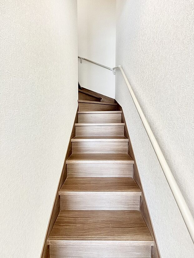 階段には手すりがあり、小さなお子様やお年寄りの方にも安心です。