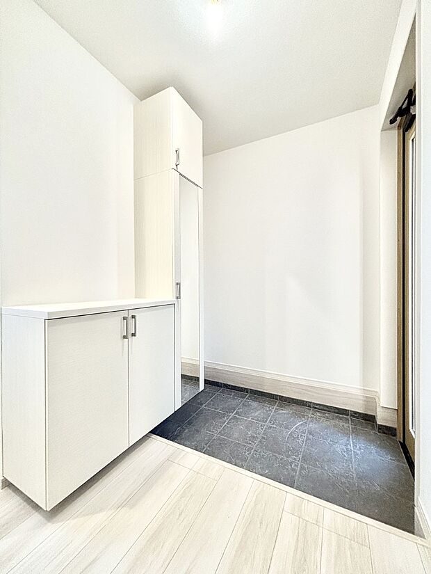 明るい玄関はお客様をお出迎えするのにぴったりです!