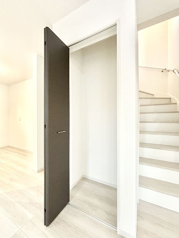 リビング収納。ここに収納があると物が集まるLDKがスッキリ片付きそうですね。  