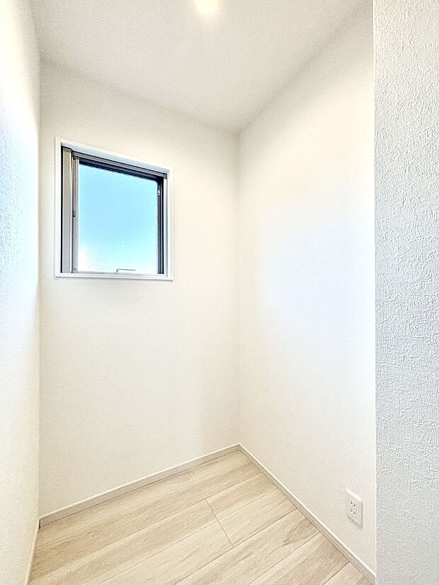 家族みんなの共有物を収納するのに便利なファミリークローゼット  