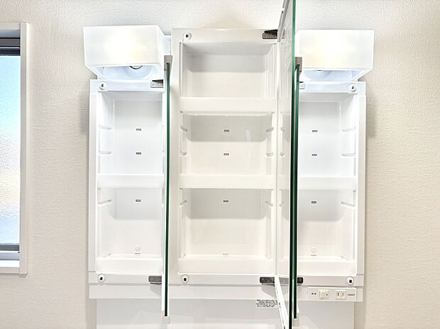三面鏡の裏に、化粧品や衛生用品などを収納可能。洗面台をすっきりと保ちます!