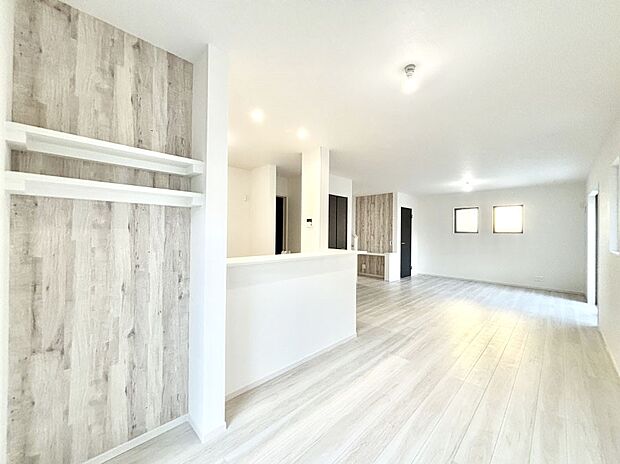 家族の笑顔が自然と生まれてくる、そんな雰囲気のダイニングに仕上がっています。