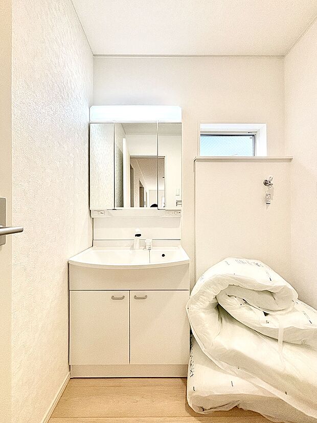 大きく見やすい三面鏡で清潔感ある洗面台は、身だしなみチェックや肌のお手入れにおすすめです。 