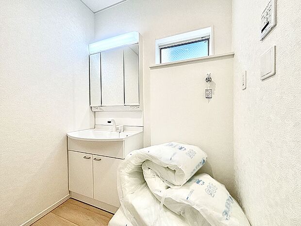 明るい洗面所は毎朝の身支度も楽しくできちゃいそうです。