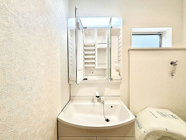 三面鏡の裏に、化粧品や衛生用品などを収納可能。洗面台をすっきりと保ちます！