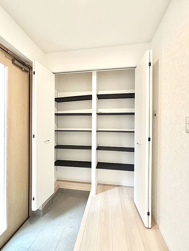 たっぷり収納できるシューズボックスで家族全員の靴も、玄関すっきり。  