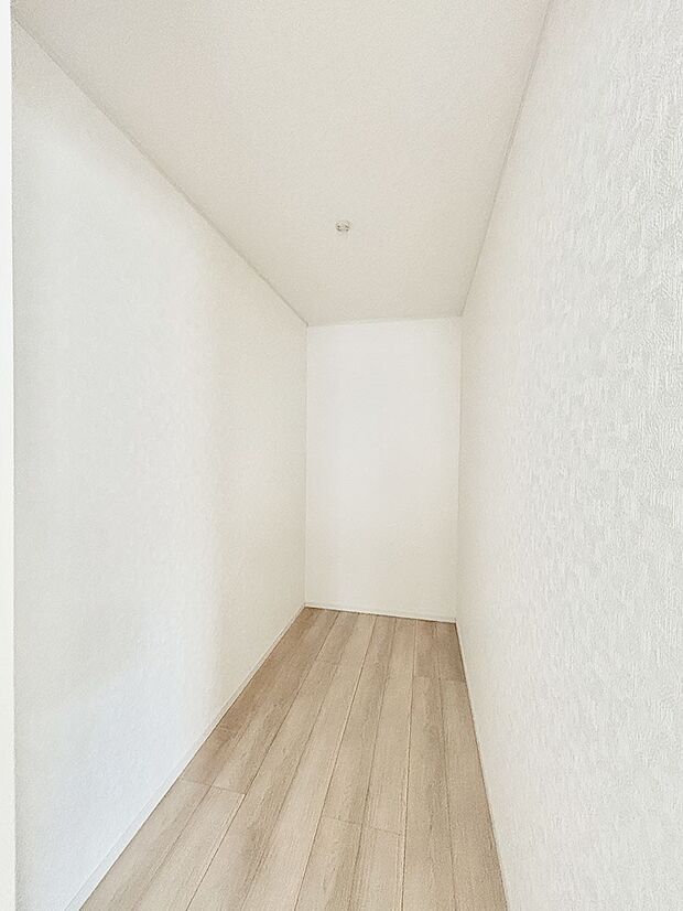 ウォークインクローゼット付きで生活空間を広く利用できます。