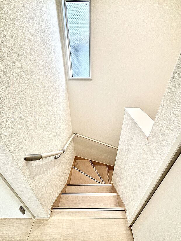 安全性を考慮し階段には手すりを設置しています