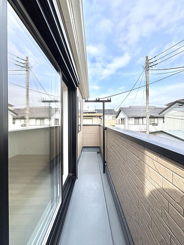 暖かな陽光が降り注ぐバルコニーはお洗濯におすすめ。爽やかな風も心地よいです。 