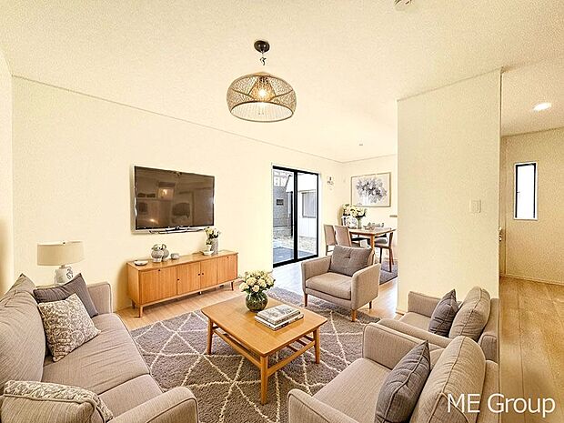 ご家族の賑やかな話し声で包まれる明るいリビング  ※家具はCGです