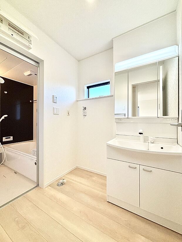 清潔感のある快適空間です。毎日の身支度も気持ち良くお使い頂けます。 