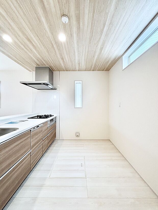 爽やかな風が通り抜けるキッチン。窓があるので明るく換気にも役立ちます。