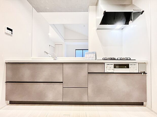 システムキッチンはシンプルでスッキリした飽きの来ないデザインなので永く使えそう!