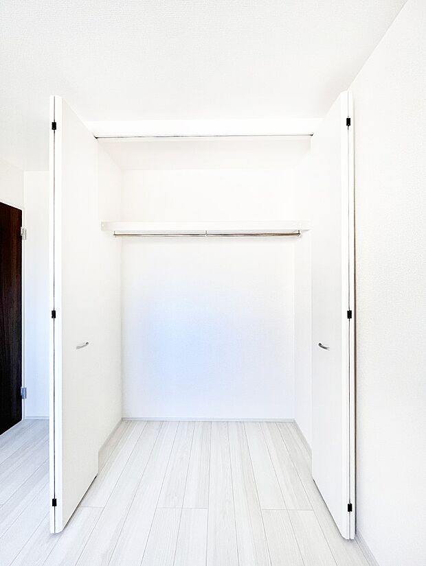 毎日着る衣類や荷物などの収納に便利なクローゼット付きです。