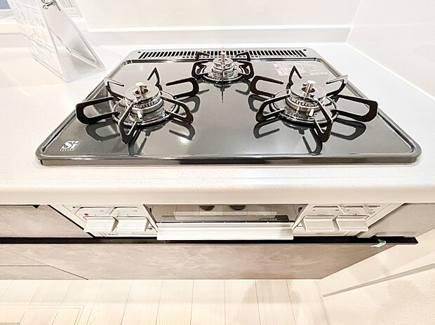 ガスコンロはＳｉセンサー搭載。火力調節や焦げ付き・消し忘れも防いでくれます。