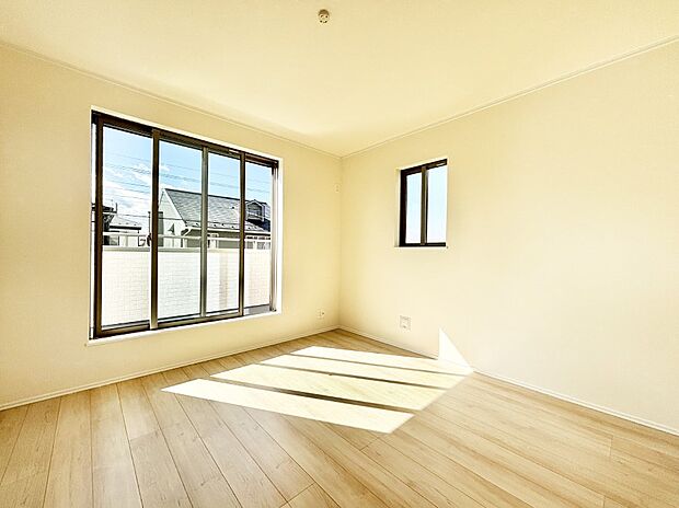 バルコニーが明るさと開放感を演出！朝スッキリと目覚められそうですね！