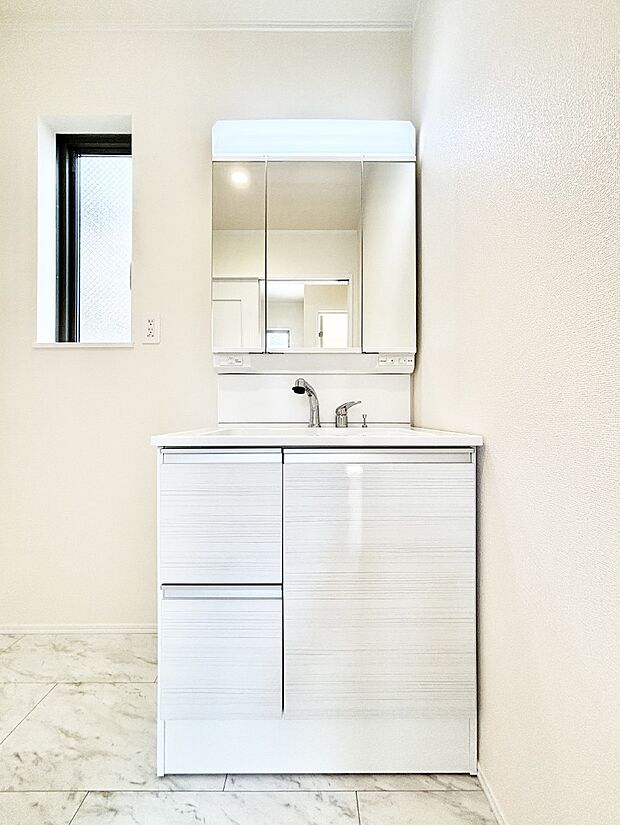 収納力と機能性に優れた洗面化粧台  