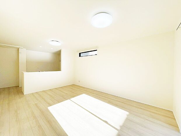 ご家族の賑やかな話し声で包まれる明るいリビング