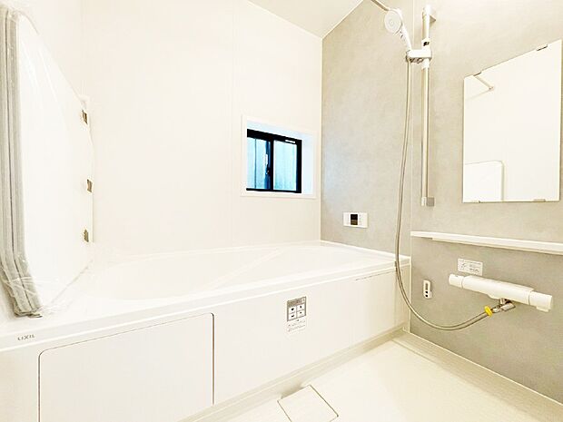 一日の疲れを癒してくれる明るい清潔感のあるバスルーム