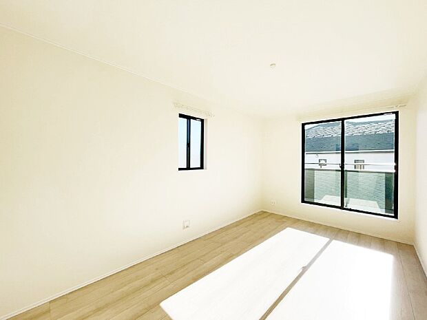 バルコニーが開放感をプラスしてくれる洋室