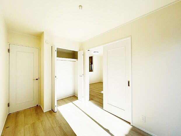 リビング隣接の洋室は個室としても利用できます