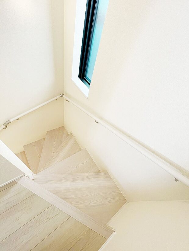 階段は手すり付きなので小さなお子さまやご高齢の方も安心です