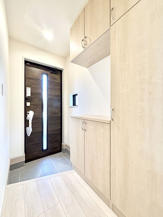 明るい玄関はお客様をお出迎えするのにぴったりです！ 