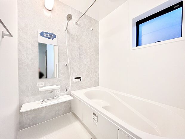 一日の疲れを癒してくれる明るい清潔感のあるバスルーム