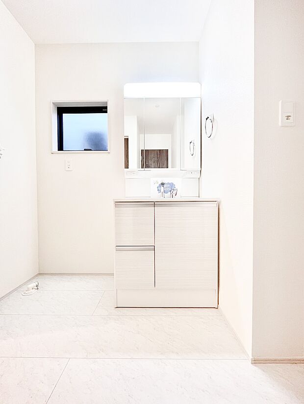 スタイリングに便利な三面鏡、ミラーキャビネットで細かい物スッキリ