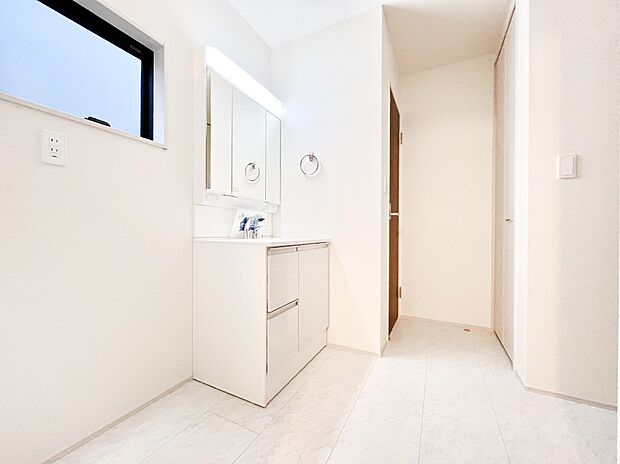 ゆとりの洗面スペースで朝の身支度もラクラク