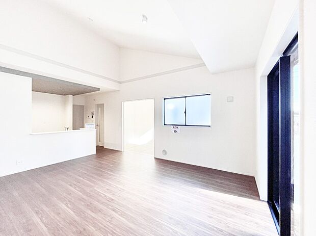 家族の和やかな会話が聞こえてきそう。開放感のあるリビングです。