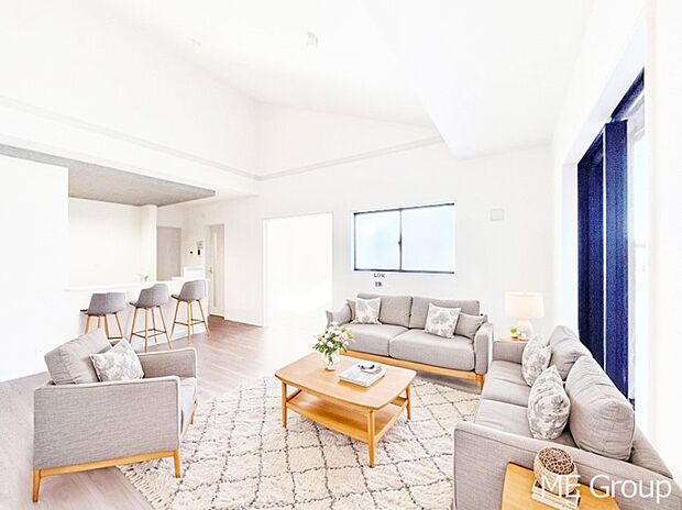 ご家族の賑やかな話し声で包まれる明るいリビング ※家具はCGです