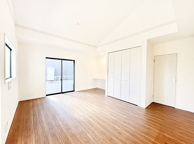 明るい陽光が注ぎ、寛ぎの雰囲気に満たされるリビングダイニング