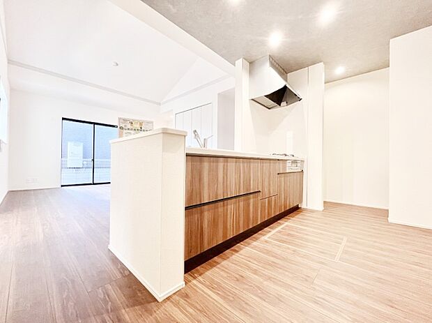 ご家族の会話弾む対面キッチン。お料理中のパパママもご家族と過ごす時間が増えそう!