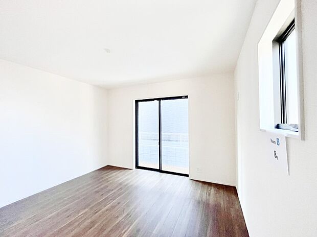 大きな窓は開放感を演出、たっぷりの陽光が心地よく快適に寛げそう!