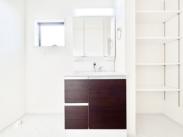 三面鏡キャビネット・シャワー付き洗面化粧台で忙しい朝の身支度もスムーズに!