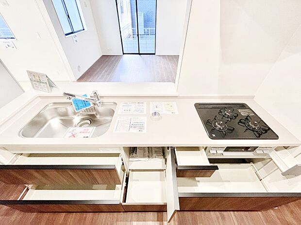 収納スペースもたっぷり!広々とした作業スペースで家事もラクラク!