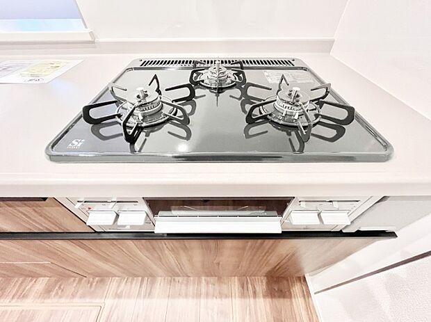 ガスコンロはSiセンサー搭載。火力調節や焦げ付き・消し忘れも防いでくれます。