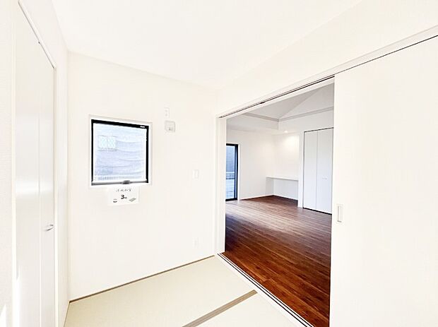 リビングと隣り合っている和室。ほっと一息できる和の空間も忘れずに。