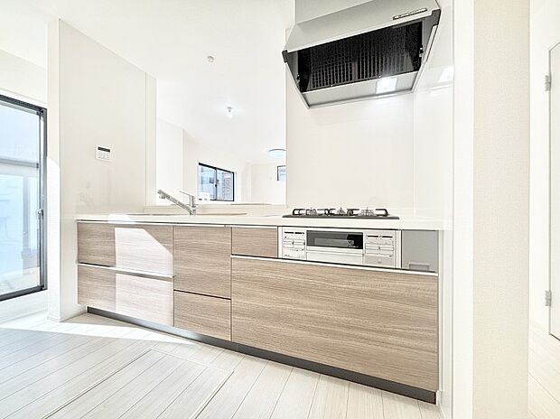 リビングで遊ぶお子様を見守りながらお料理ができる対面キッチン。  