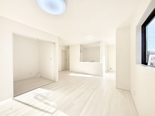 明るい陽光が注ぎ、寛ぎの雰囲気に満たされるダイニング。   