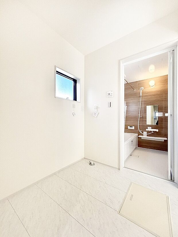 身支度もスムーズにおこなえる脱衣場。  