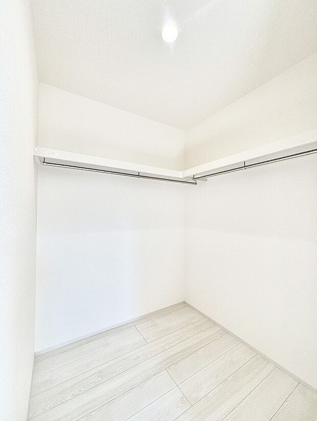 ウォークインクローゼットの活用で生活空間スッキリ