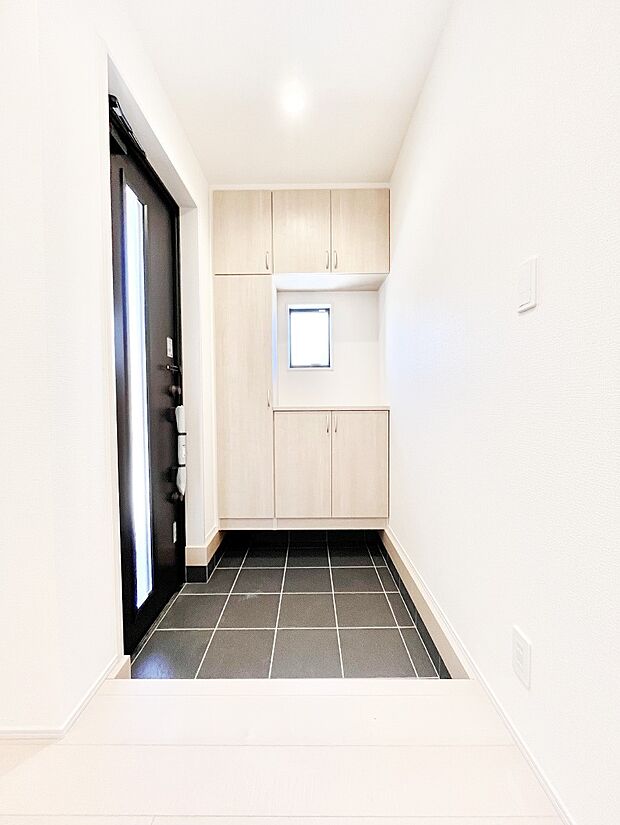 明るい陽光が入り込む玄関。ご家族の靴もスッキリ収納できる玄関収納付きです!