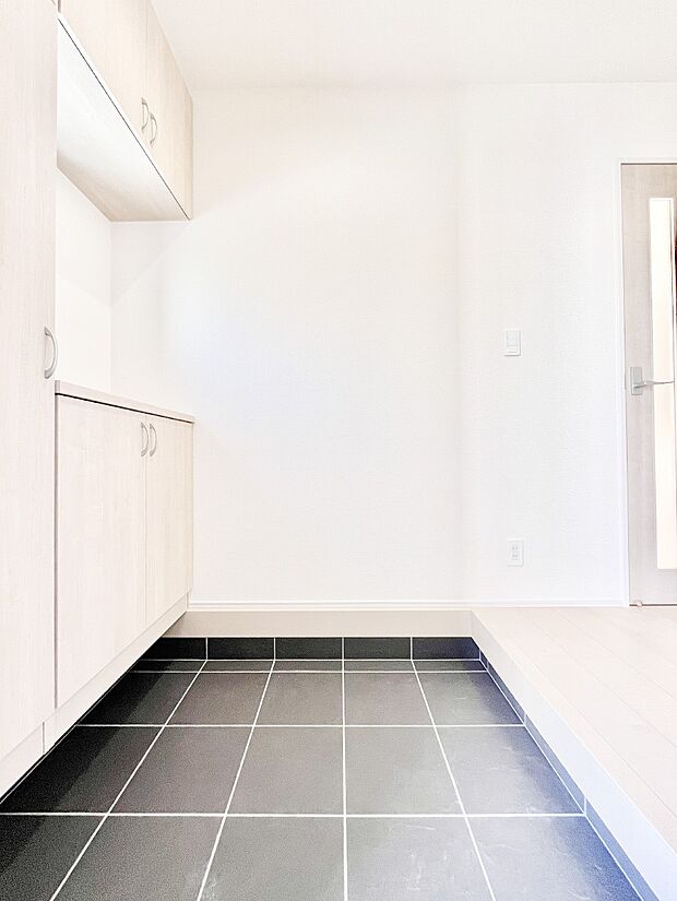 ご家族やお客様を気持ちよくお出迎えできる穏やかな雰囲気の玄関です。