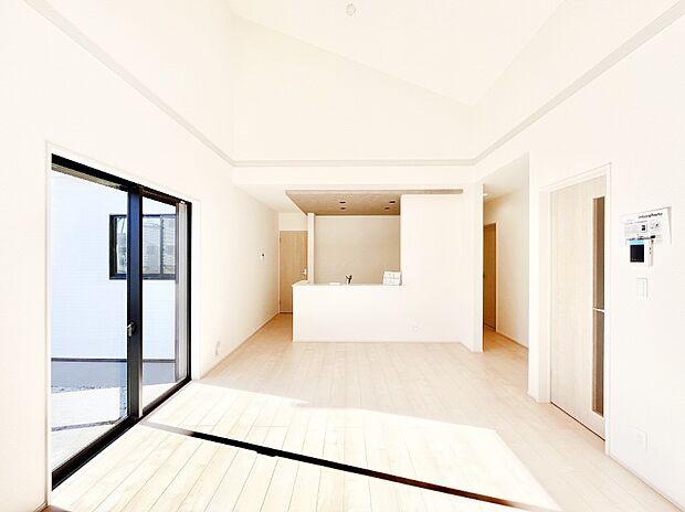 家族の和やかな会話が聞こえてきそう。開放感のあるリビングです。